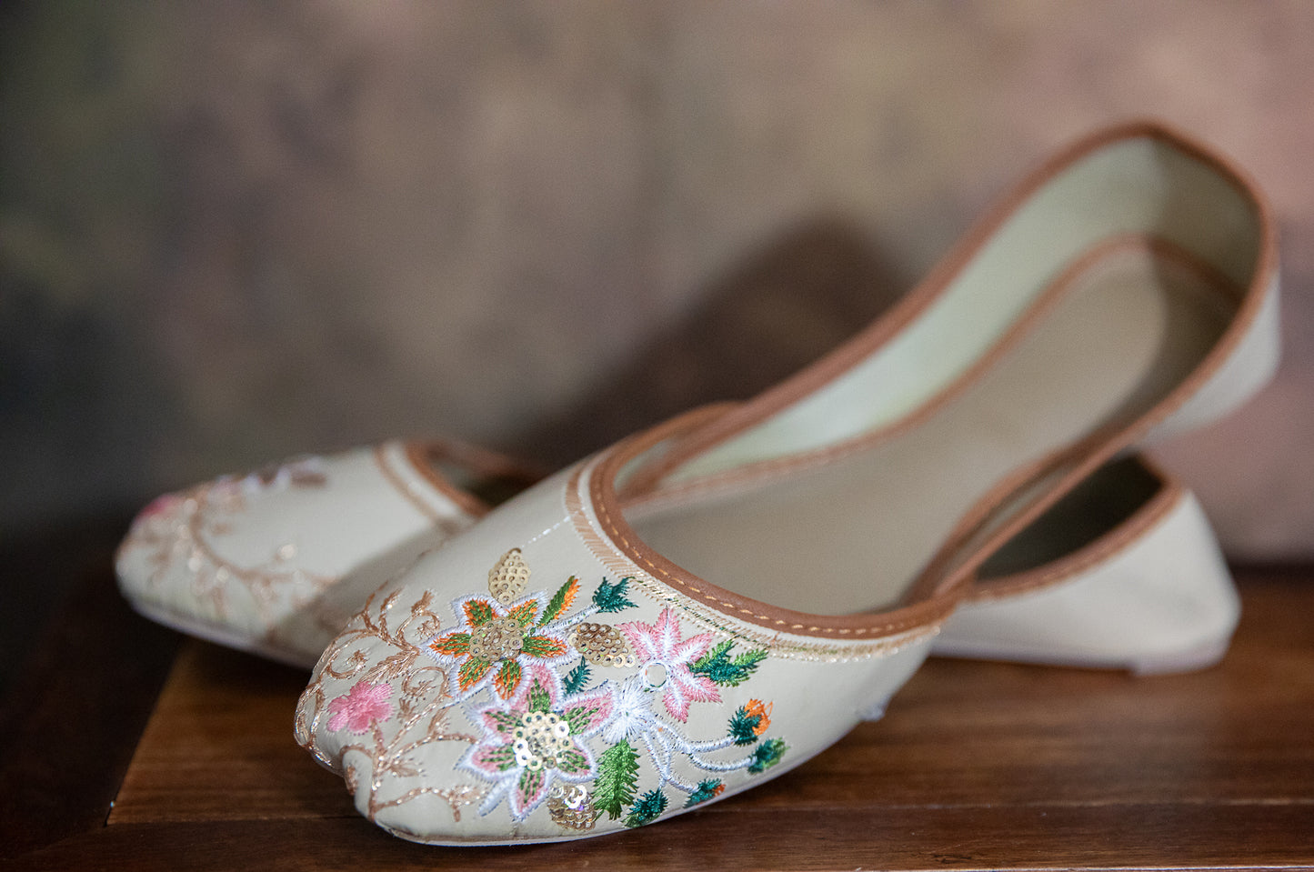 WOMEN'S HANCRAFTED EMBROIDERED LEATHER SLIPPERS KHUSA PINK - SIZE 9 - JAG Universal Collection