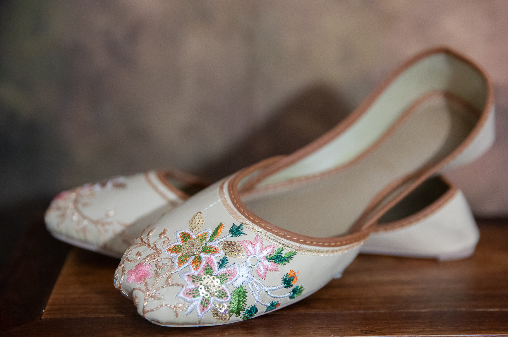 WOMEN'S HANCRAFTED EMBROIDERED LEATHER SLIPPERS KHUSA PINK - SIZE 9 - JAG Universal Collection 