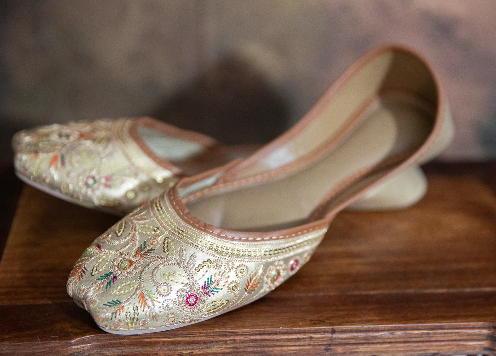 WOMEN'S HANCRAFTED EMBROIDERED LEATHER SLIPPERS KHUSA GOLD - SIZE 8 - JAG Universal Collection 