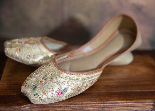 WOMEN'S HANCRAFTED EMBROIDERED LEATHER SLIPPERS KHUSA GOLD - SIZE 8 - JAG Universal Collection 
