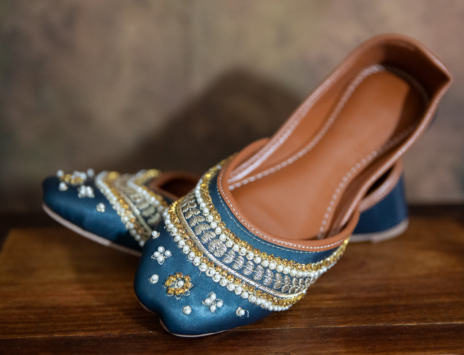 WOMEN'S HANCRAFTED EMBROIDERED LEATHER SLIPPERS KHUSA BLUE - SIZE 5.5 - JAG Universal Collection 