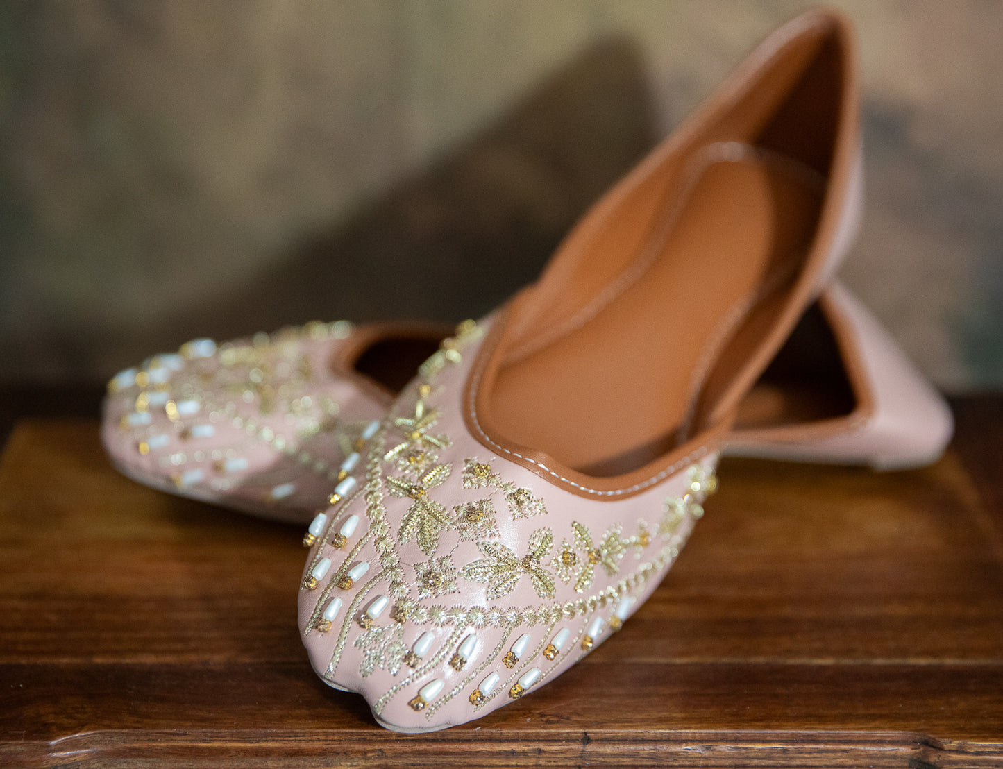 WOMEN'S HANCRAFTED EMBROIDERED LEATHER SLIPPERS KHUSA PINK PEARLS - SIZE 8.5 - JAG Universal Collection 
