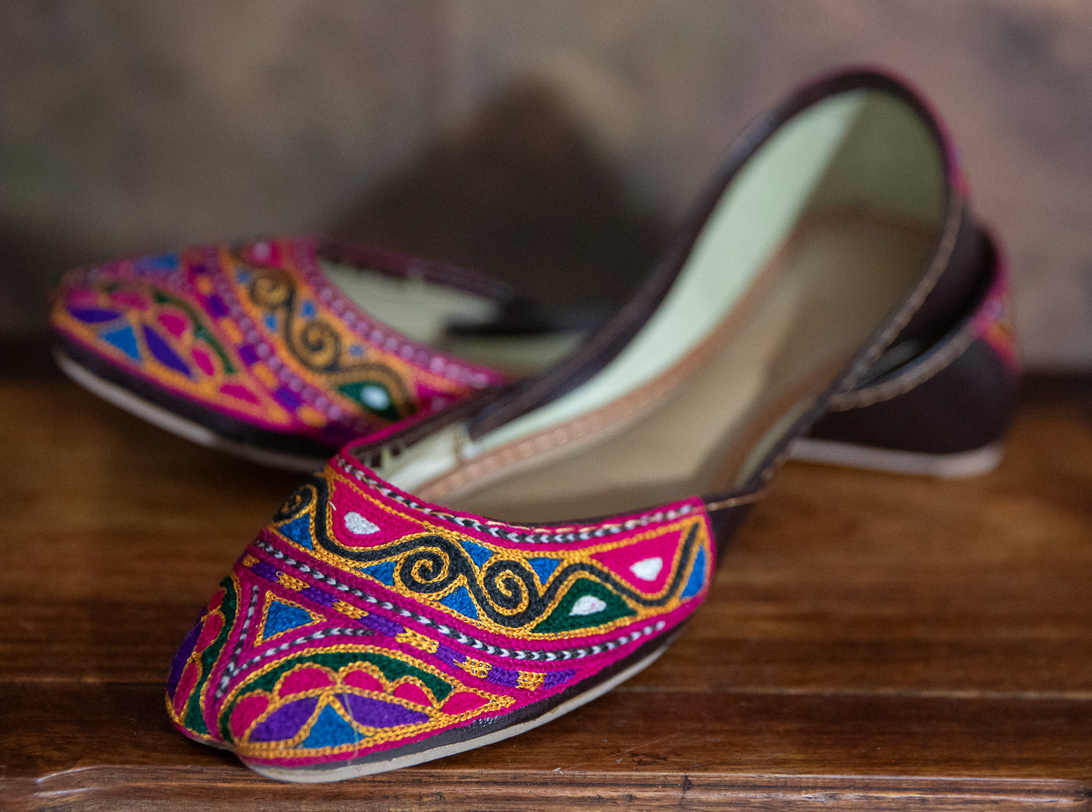 WOMEN'S HANCRAFTED EMBROIDERED LEATHER SLIPPERS KHUSA PINK FLORAL - SIZE 6.5 - JAG Universal Collection 