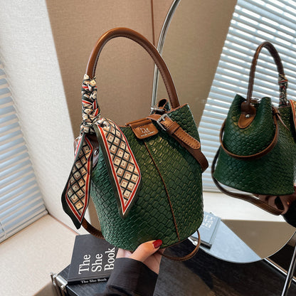 Handbag shoulder bag woven bucket bag