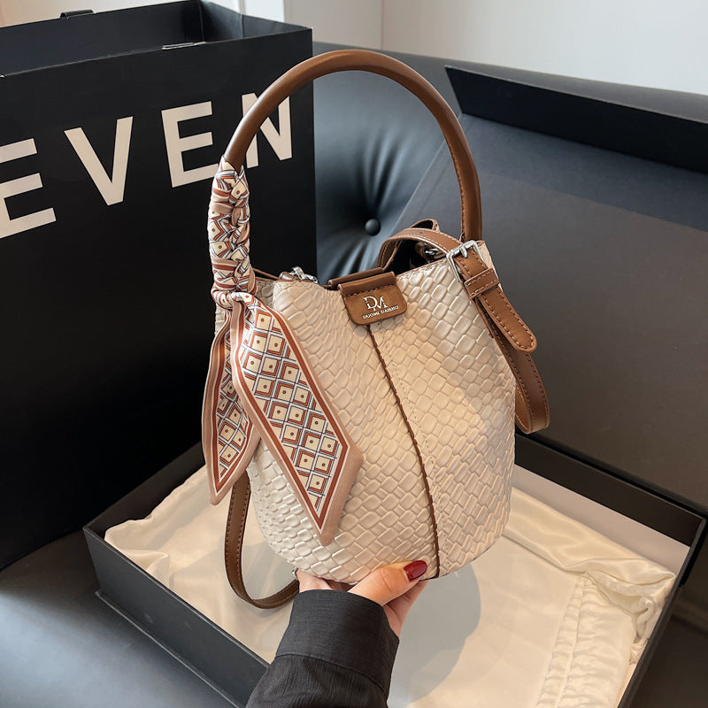 Handbag shoulder bag woven bucket bag