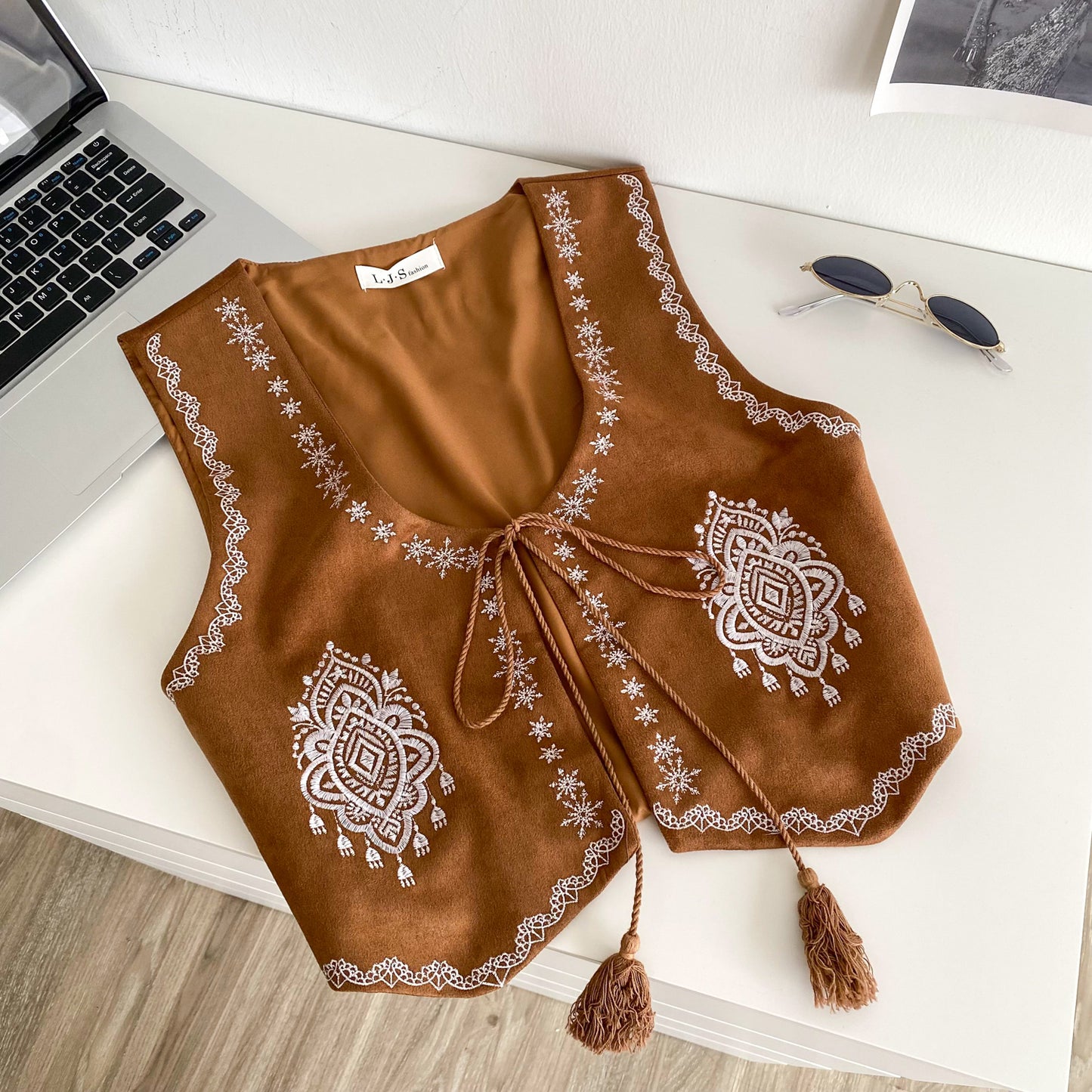 Carefully Selected Artistic Retro Fashionable Heavy Embroidery Lace-Up Cardigan Vest for Women, Stylish and Versatile, Slimming Look Short Deerskin Velvet